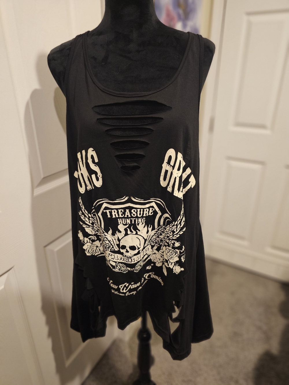 ROMWE Black Distressed Graphic Tank with Skull Print